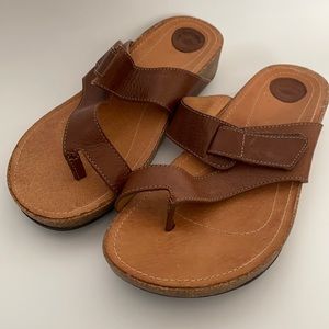 Nurture leather camdenn toe loop sandals